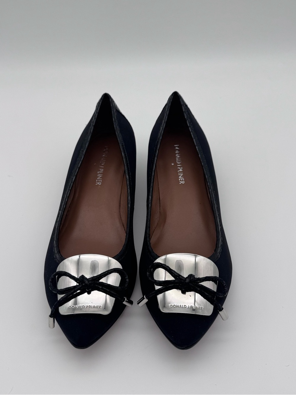 Donald Pliner Black Pointed Toe Silver Plate Bow Low Wedge Flats Size 7 - Picture 4 of 12